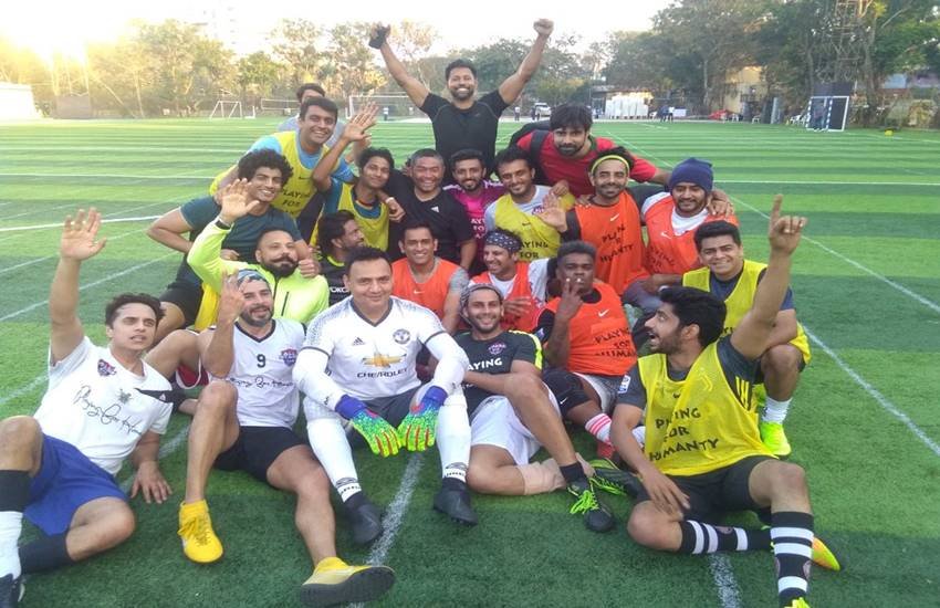  फ्रेंडली मैच के दौरान फुटबॉल टीम के साथ धोनी। (फोटो सोर्स- 
ट्विटर/@RhitiSports )