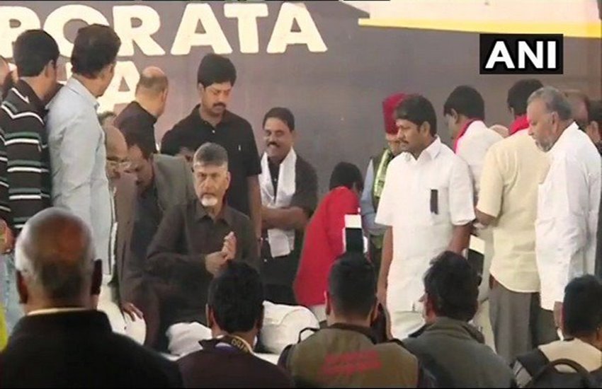 आंध्र प्रदेश भवन के बाहर भूख हड़ताल पर बैठे मुख्यमंत्री एन चंद्रबाबू नायडू। फोटो सोर्स : एएनआई आंध्र प्रदेश भवन के बाहर भूख हड़ताल पर बैठे मुख्यमंत्री एन चंद्रबाबू नायडू। फोटो सोर्स : एएनआई