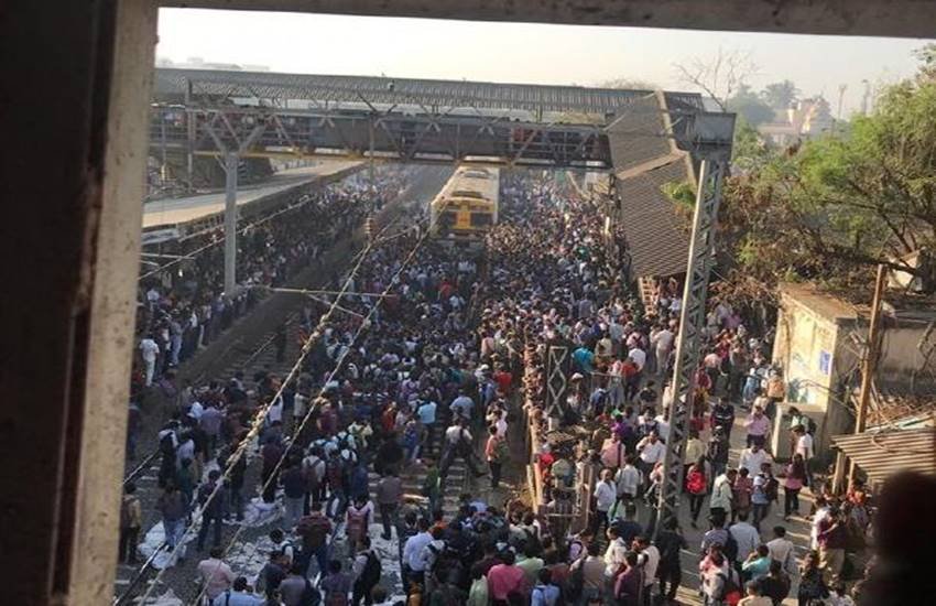 महाराष्ट्र में पालघर जिले के नालासोपारा में प्रदर्शनकारियों के एक समूह ने पुलवामा आतंकवादी हमले के विरोध में शनिवार को रेलवे पटरियों को अवरुद्ध कर दिया।