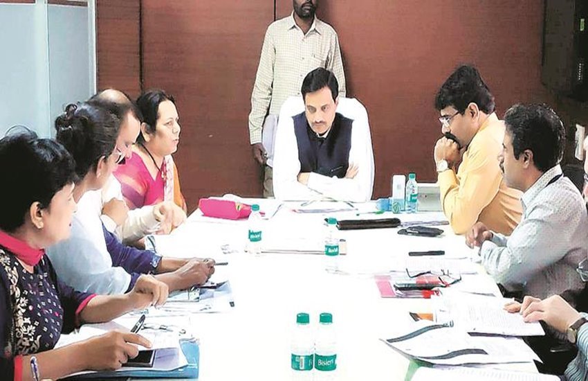 महाराष्ट्र के मंत्री रंजीत पाटिल साथ मीटिंग करते हुए सामाजिक संगठनों के लोग 
फोटो सोर्स- इंडियन एक्सप्रेस
