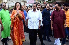 Akash ambani, mukesh ambani, nita ambani, anant ambani, isha ambani, shloka mehta, siddhivinayak temple, siddhivinayak temple mumbai, akash shloka wedding, आकाश अंबानी, मुकेश अंबानी, नीता अंबानी, श्लोका मेहता, सिद्धिविनियाक मंदिर