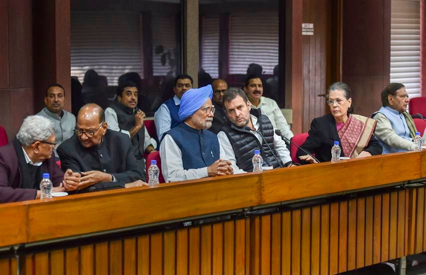 संसद की लाइब्रेरी बिल्डिंग में बैठक करते विपक्षी दलों के नेता। (फोटो-PTI)