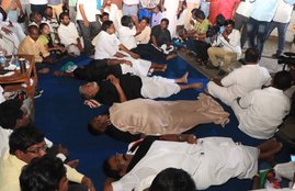धरने में सोते हुए पुडुचेरी के सीएम नारायणसामी ( फोटो सोर्स : ट्वीटर हैंडल @VNarayanasami)