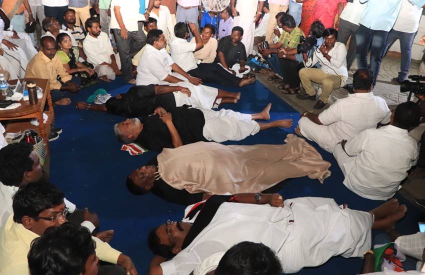 धरने में सोते हुए पुडुचेरी के सीएम नारायणसामी ( फोटो सोर्स : ट्वीटर हैंडल @VNarayanasami)