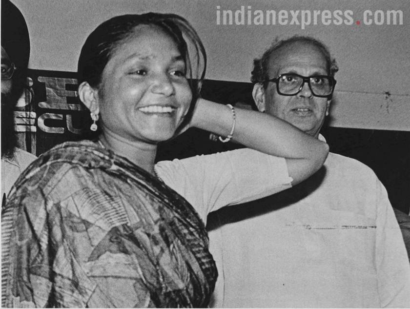 फूलन देवी के बारे में तो आप जानते ही हैं। बैंडिट क्वीन फिल्म के जरिए फूलन देवी की कहानी को दिखाया गया है। चंबल की खतरनाक डाकुओं में फूलन देवी का नाम भी शुमार है। फूलन देवी के डाकू बनने के पीछे एक दर्दनाक कहानी भी है। पहले उसकी कम उम्र में शादी और उसके बाद वह गैंगरेप की भी शिकार हुई। इन सभी तरह की घटनाओं के बाद ही वह डाकू बनी थी। साल 1983 में फूलन देवी ने इंदिरा गांधी के कहने पर खुद को सरेंडर किया था। 25 जुलाई 2001 को डकैत से सांसद बनी फूलन देवी की हत्या कर दी गई थी।