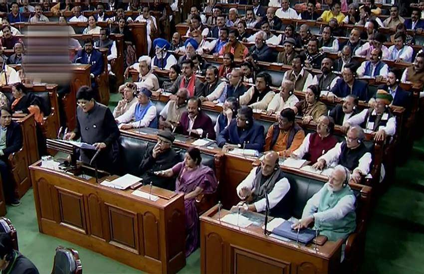 काला कुर्ता, सफेद पायजामा और काले रंग की जैकेट पहने वित्त मंत्री पीयूष गोयल ने अंतरिम बजट भाषण एक घंटे 42 मिनट में पढ़ा और कई महत्वपूर्ण बिन्दुओं को हिन्दी में समझाया ।