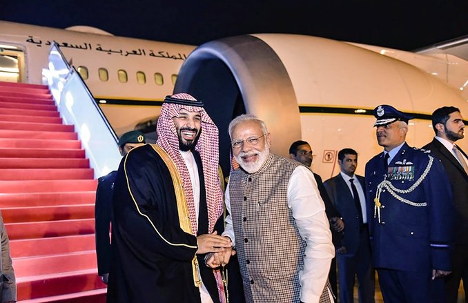 Pulwama Attack के बाद मोहम्मद बिन सलमान से हंस कर गले मिले पीएम मोदी, लोग लेने लगे मजे