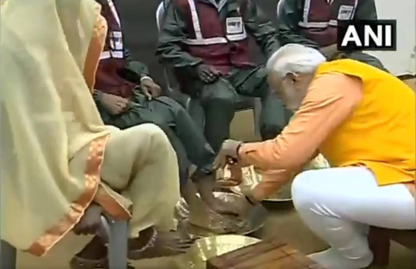 सफाई कर्मचारियों के पैर धोते पीएम मोदी, फोटो सोर्स- ANI
