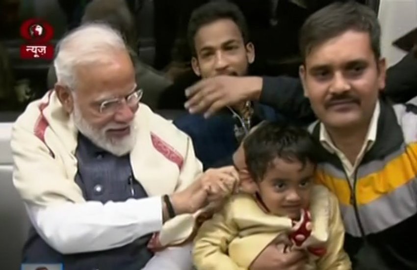 दिल्ली मेट्रो में पीएम नरेंद्र मोदी 
फोटो सोर्स- डीडी न्यूज़ 
