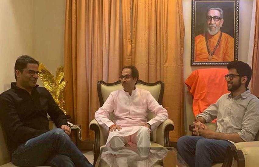 शिव सेना अध्यक्ष उद्धव ठाकरे और उनके बेटे आदित्य ठाकरे के साथ जेडीयू उपाध्यक्ष प्रशांत किशोर। (फोटो-ट्विटर)