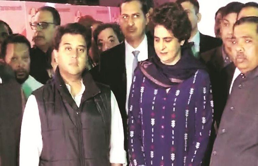 कांग्रेस महासचिव प्रियंका गांधी के साथ सांसद ज्योतिरादित्य सिंधिया और महान दल के नेता केशव देव मौर्य। (एक्सप्रेस फोटो) 