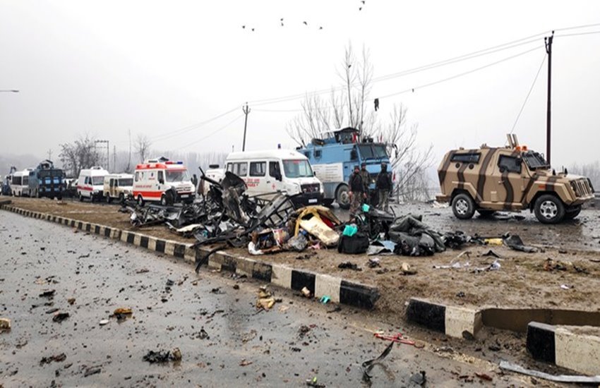 Pulwama Attack: पुलवामा में आतंकियों ने आत्मघाती किया था 
फोटो सोर्स- इंडियन एक्सप्रेस 