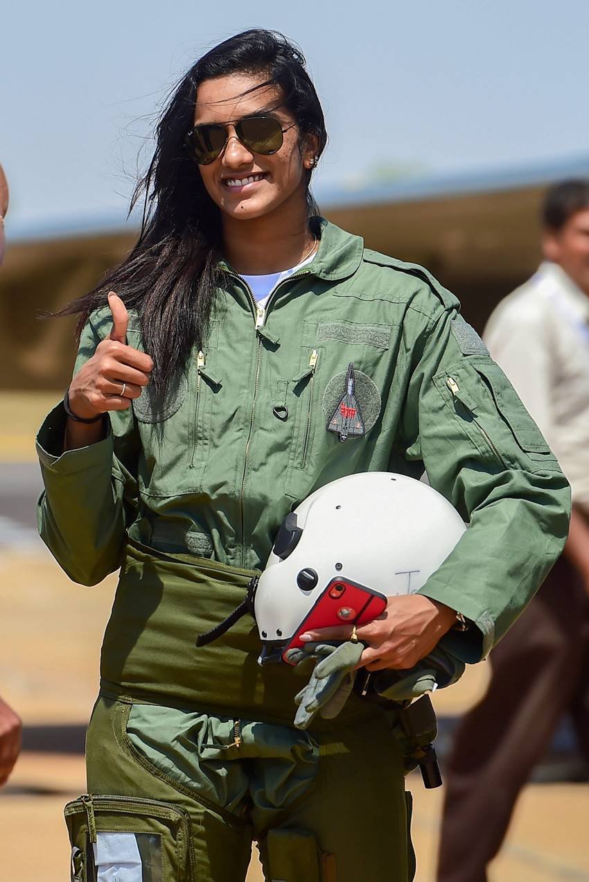 pv sindhu, pv sindhu figher plane, pv sindhu pilot, pv sindhu tejas, pv sindhu air show, sports news, indian express" />