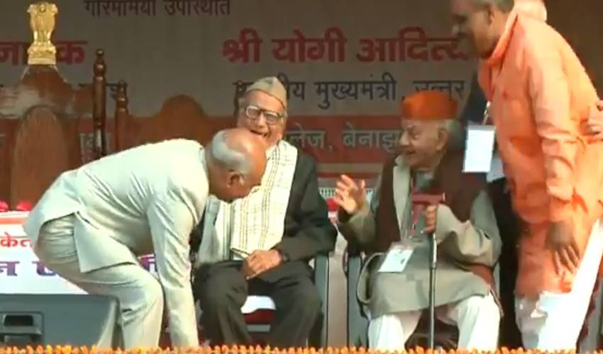 president kovind,dav college,president kovind felicitates former teachers,kovind alma mater bnsd inter college,shiksha niketan kanpur,president kovind kanpur visit