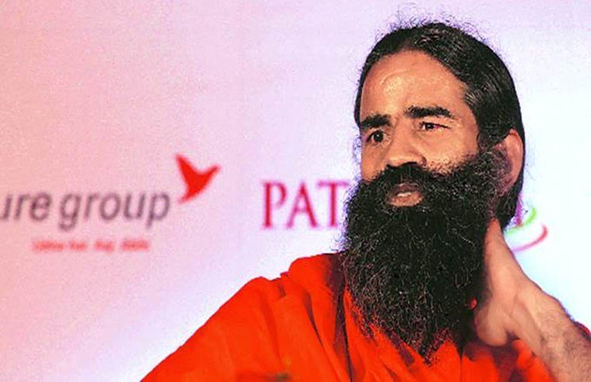 रामदेव ने कहा जिसने योग किया वह प्रधानमंत्री बन गया. राजनेताओं को करना चाहिए योग. (फोटो सोर्स: एक्सप्रेस आर्काइव)
