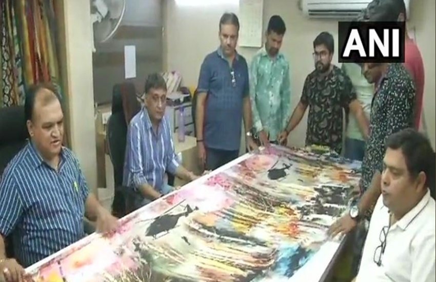 सूरत में बिक रही सीआरपीएफ जवानों की तस्वीर वाली साड़ियां 
फोटो सोर्सः ANI