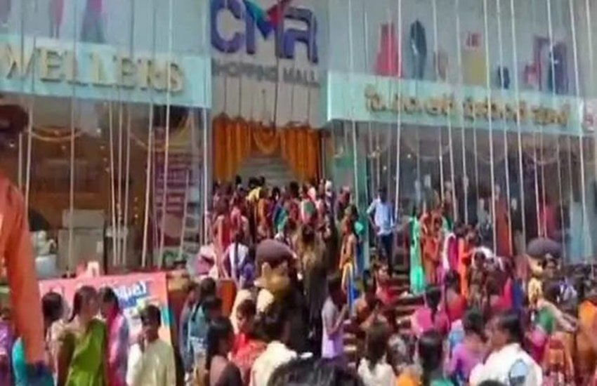 भगदड़ के बाद मॉल के बाहर की तस्वीर (फोटो सोर्स- Indian Express Malayalam)