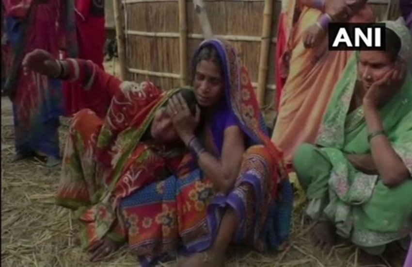 शराब पीने से हुई मौत के बाद विलाप करते परिजन 
फोटो सोर्स- ट्विटर/ANI