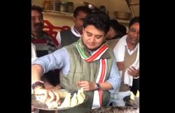 VIDEO: ज्योतिरादित्य सिंधिया ने तले समोसे, कहा- जिसको लगी हो मिर्ची उसके लिए माफी