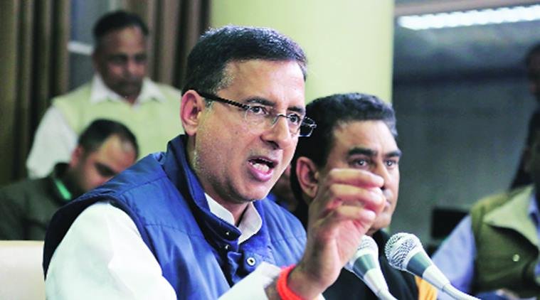 कांग्रेस पार्टी के प्रवक्ता रणदीव सुरजेवाला को प्रियंका फॉलो करती हैं।