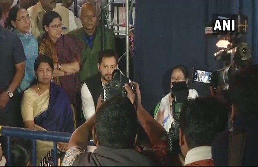 तेजस्वी यादव और कनिमोझी ने ममता बनर्जी के मंच पर पहुंच उनका समर्थन किया। (Photo: ANI)