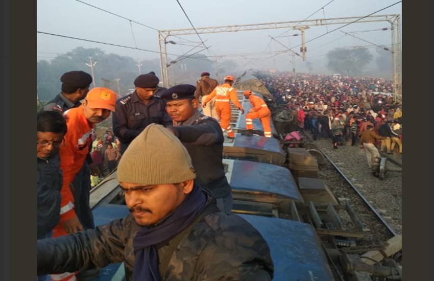  मेल व एक्सप्रेस ट्रेनों पटना-मोकामा-बरौनी जंक्शन के रास्ते डायवर्ट किया गया है।(फोटो सोर्स- ani twitter)