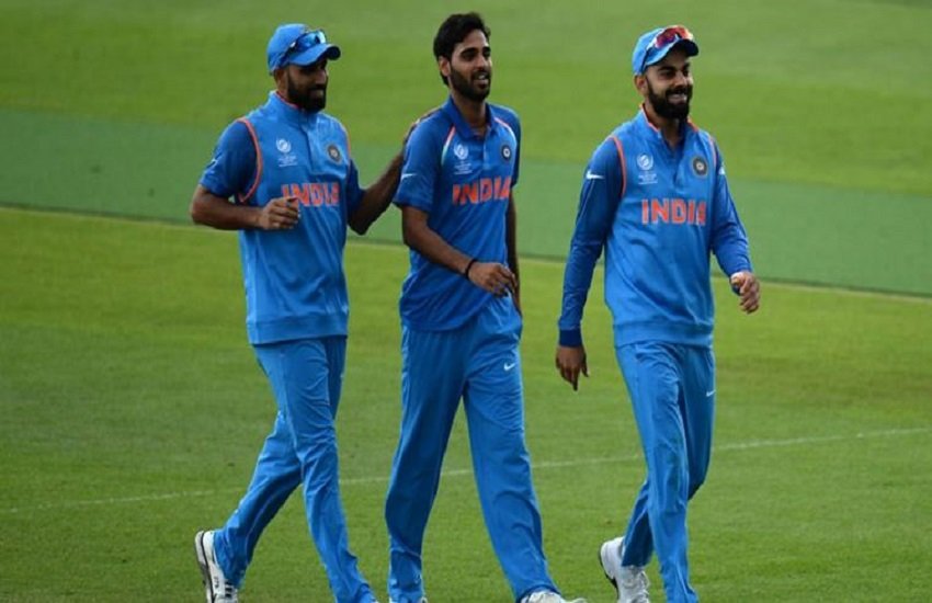 न्यूज़ीलैंड दौरे में वनडे मैच के दौरान शमी, भुवनेश्वर और कप्तान कोहली (source : Indian express File pic)