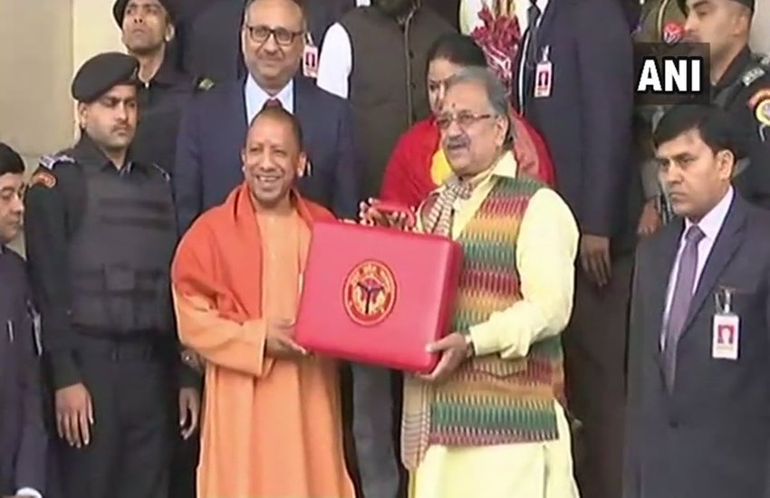 यूपी विधानसभा में पेश हुआ बजट 
फोटो सोर्स- ट्विटर/ANI