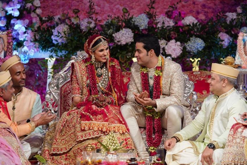 आकाश अंबानी और श्लोका मेहता मंडप पर बैठे हुए एक दूसरे को निहारते दिखाई दिए।