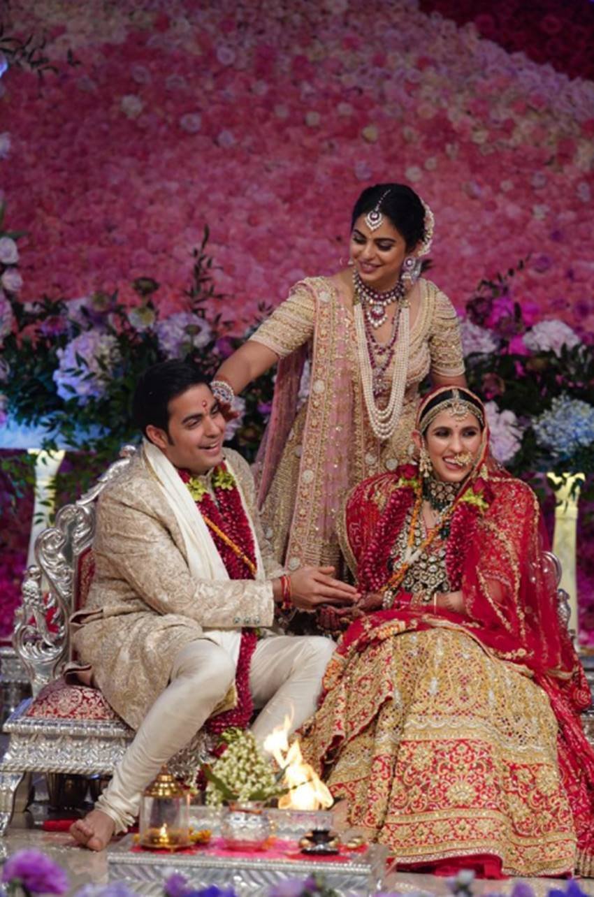 आकाश और श्लोका को आशीर्वाद देते हुए बहन ईशा अंबानी