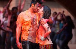 Holi 2019: होली के रंगों में कहीं खो ना जाए चेहरे की रंगत, बचाव के लिए आजमाएं ये तरीका