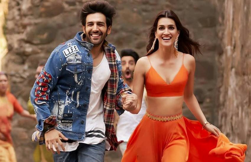 कार्तिक आर्यन और कृति सेनन की फिल्म का पोस्टर कार्तिक आर्यन और कृति सेनन की फिल्म का पोस्टर