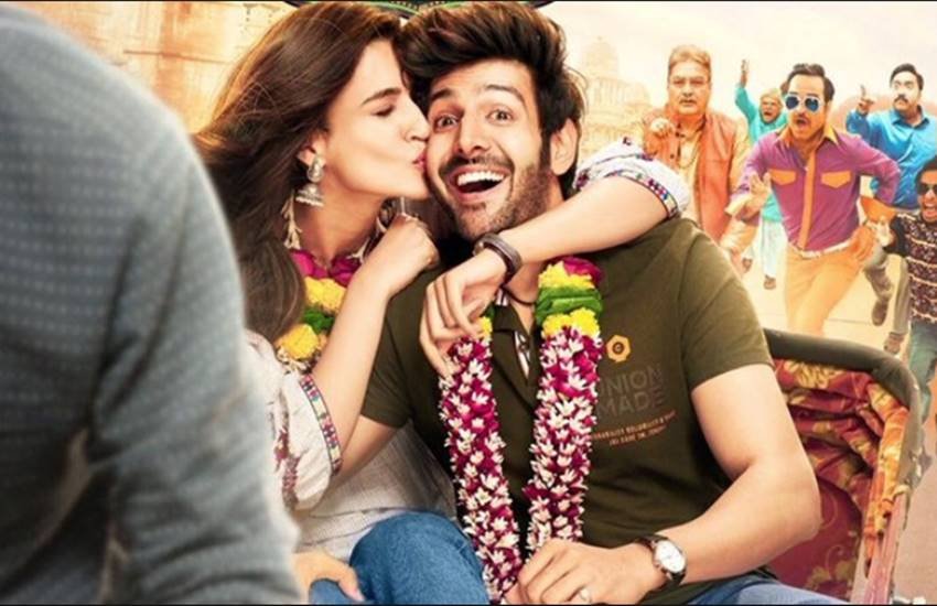 फिल्म Luka Chuppi में कार्तिक और कृति फिल्म Luka Chuppi में कार्तिक और कृति
