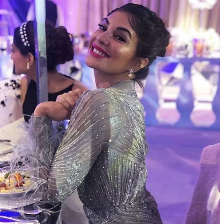 एक्ट्रेस जैकलीन फर्नांडीस आकाश अंबानी की प्री-वेडिंग बैश को एंजॉय करते हुए।