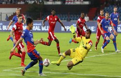 ISL 2018-19 Semi-Final,Northeast United vs Bengaluru FC Highlights: आखिरी मिनट में गोल दाग नॉर्थईस्ट ने जीता 2-1 से मुकाबला