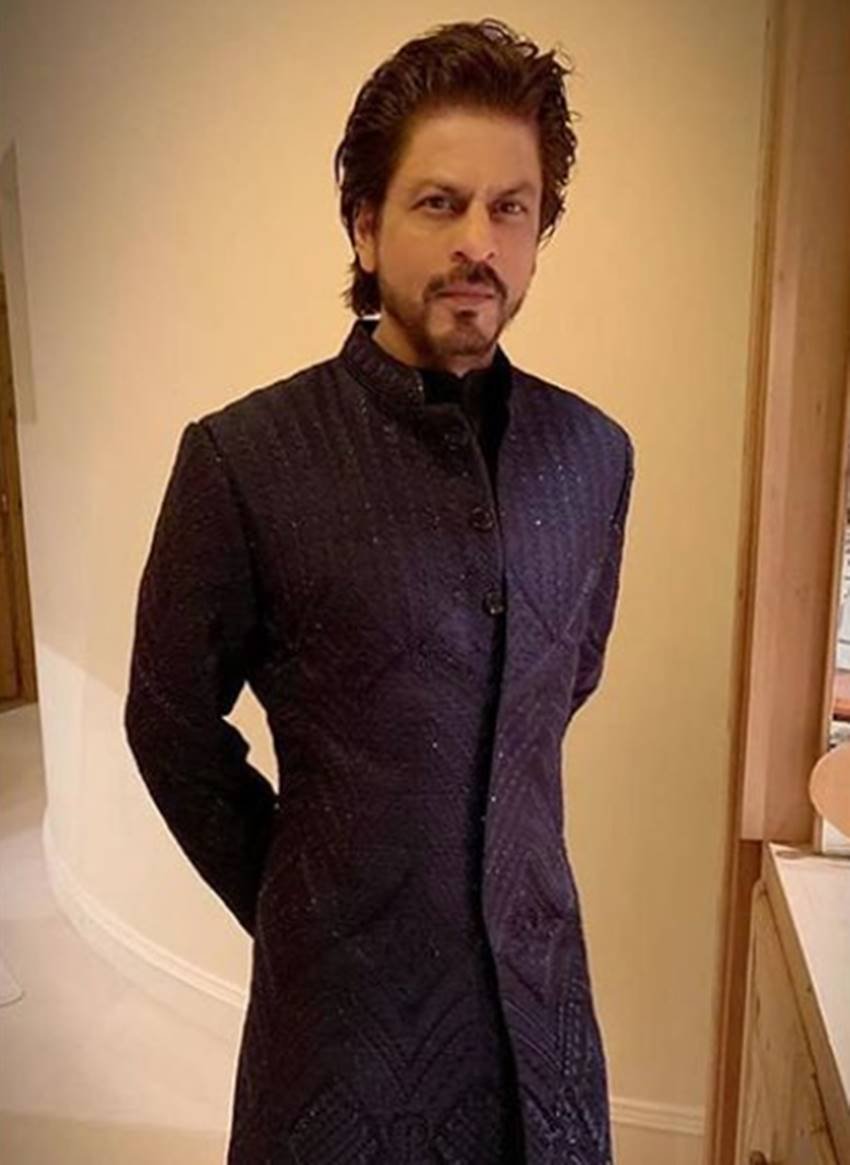 शाहरुख खान शानदार अंदाज में अंबानी के बेटे की शादी के जश्न में...