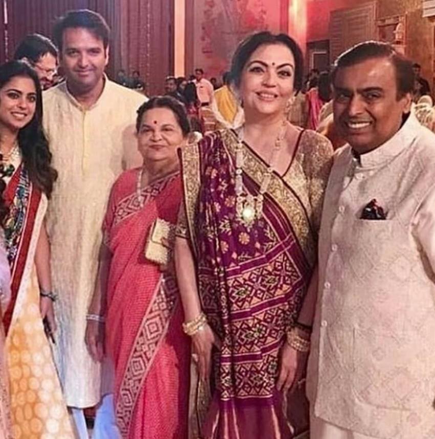 अंबानी परिवार खुशी के माहौल में खिलखिलाता हुआ।