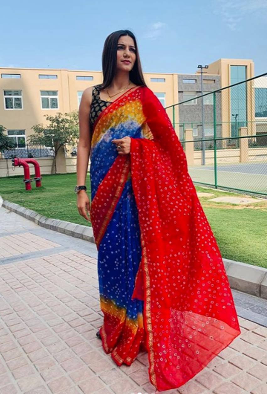 हरियाणा की पॉपुलर डांसर सपना चौधरी को लेकर पिछले दिनों खबरें आईं कि बिग बॉस एक्स कंटेस्टेंट ने पॉलीटिक्स जॉइन कर ली है। हालांकि बाद में सपना चौधरी ने सामने आकर साफ तौर पर इस खबर को खारिज कर दिया।