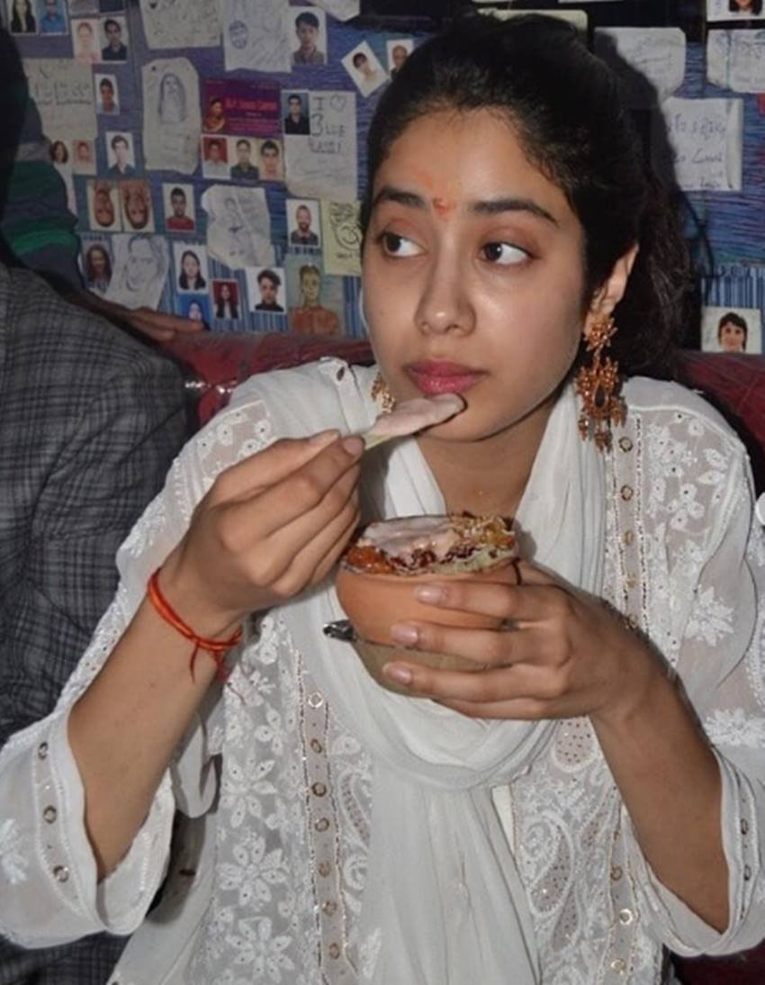 Janhvi Kapoor Birthday, janhvi kapoor in Varanasi, dhadak actress Janhvi kapoor, sridevi kapoor daughter janhvi, janhvi kapoor now 22 years old, actress janhvi kapoor celebrate her 22nd birthday, janhvi kapoor sister khushi, janhvi father boney kapoor, entertainment news, bollywood news, television new