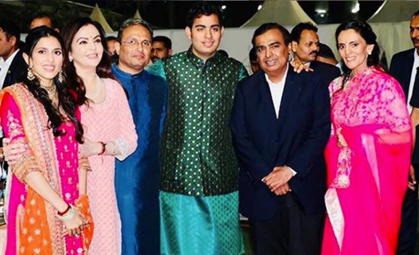श्लोका मेहता और आकाश अंबानी की शादी के शुभ अवसर पर गरीब अनाथ बच्चों और वृद्धों के लिए बुधवार से एक हफ्ते तक अन्न सेवा का ऐलान किया गया है।