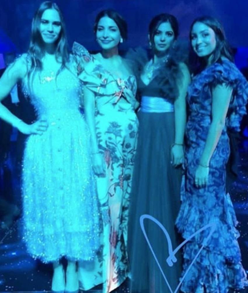 अनुष्का शर्मा और ईशा शादी के एक समारोह में..