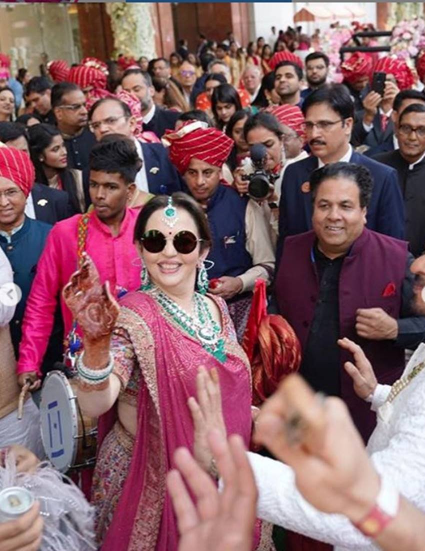बेटे की बारात में नाचते हुए नीता अंबानी