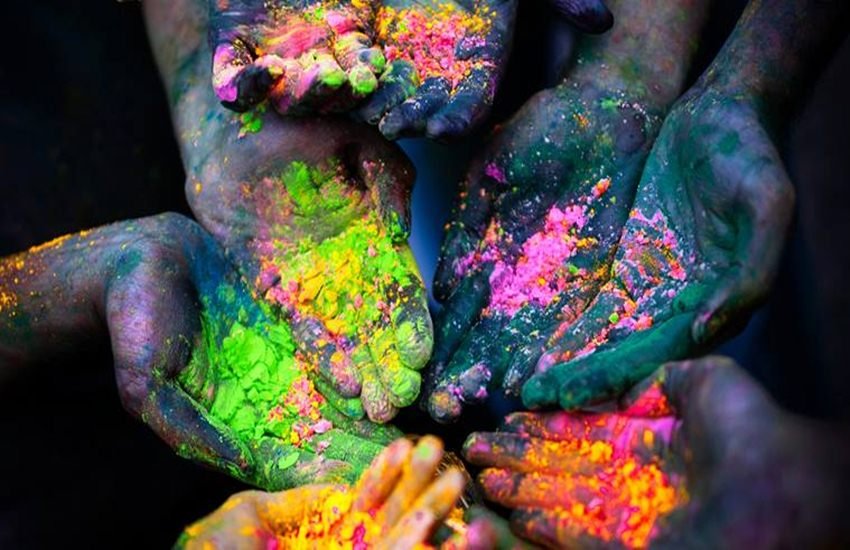 Happy Holi: इस होली किचन में ही रंगों को कर लें तैयार। 