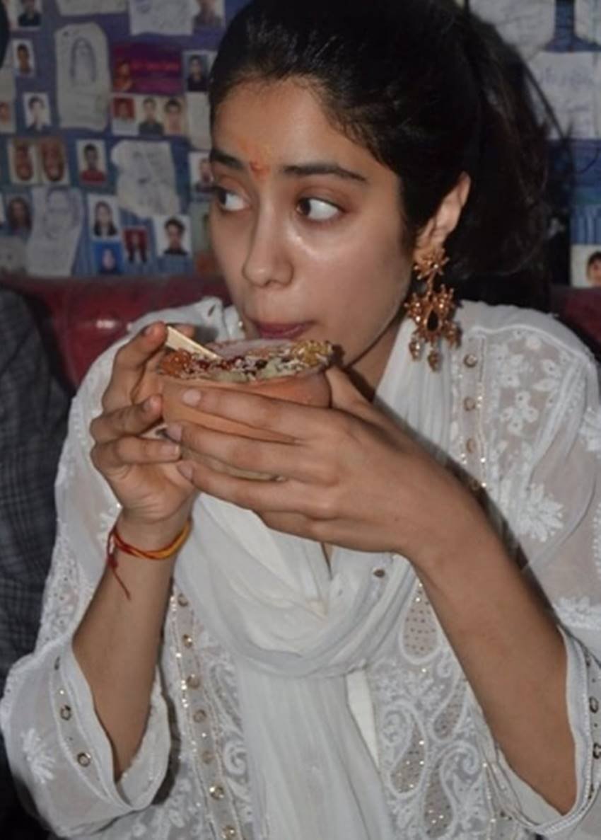 Janhvi Kapoor Birthday, janhvi kapoor in Varanasi, dhadak actress Janhvi kapoor, sridevi kapoor daughter janhvi, janhvi kapoor now 22 years old, actress janhvi kapoor celebrate her 22nd birthday, janhvi kapoor sister khushi, janhvi father boney kapoor, entertainment news, bollywood news, television new