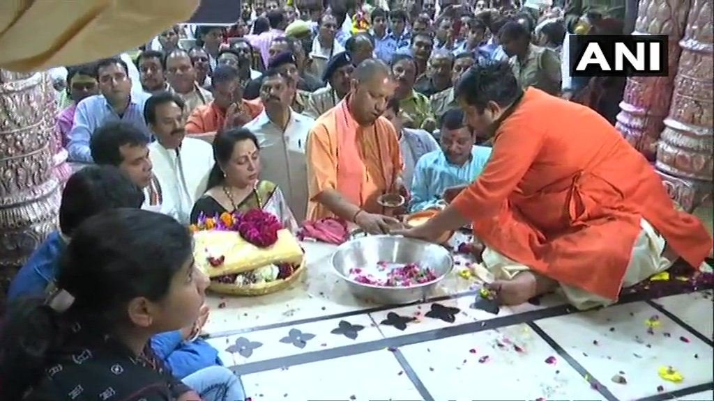 नामांकन से पहले मथुरा के बांके बिहारी मंदिर में पूजा-अर्चना करतीं बीजेपी प्रत्याशी हेमामालिनी। साथ में यूपी के मुख्यमंत्री योगी आदित्यनाथ। फोटो सोर्स : एएनआई