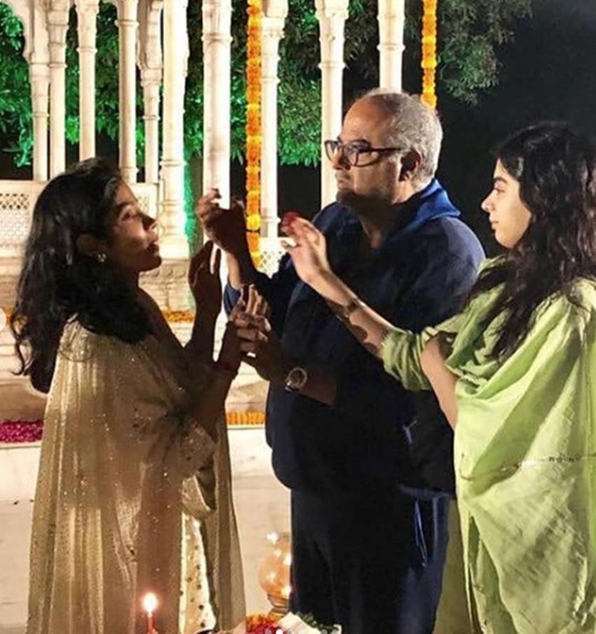 Janhvi Kapoor Birthday, janhvi kapoor in Varanasi, dhadak actress Janhvi kapoor, sridevi kapoor daughter janhvi, janhvi kapoor now 22 years old, actress janhvi kapoor celebrate her 22nd birthday, janhvi kapoor sister khushi, janhvi father boney kapoor, entertainment news, bollywood news, television new
