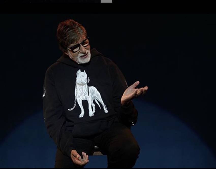अमिताभ बच्चन-मेगास्टार अमिताभ बच्चन अपनी दमदार आवाज और बेहतरीन अदाकारी के लिए जाने जाते हैं। लेकिन बिग बी को भी रिजेक्शन्स झेलने पड़े थे। बिग बी को नॉन कैमरा फेस बता कर रिजेक्ट कर दिया जाता था। वहीं उनकी भारी आवाज को भी उनकी रिजेक्शन का कारण बताया जाता था। लेकिन आज बिग बी का जादू स्क्रीन पर चलता है।