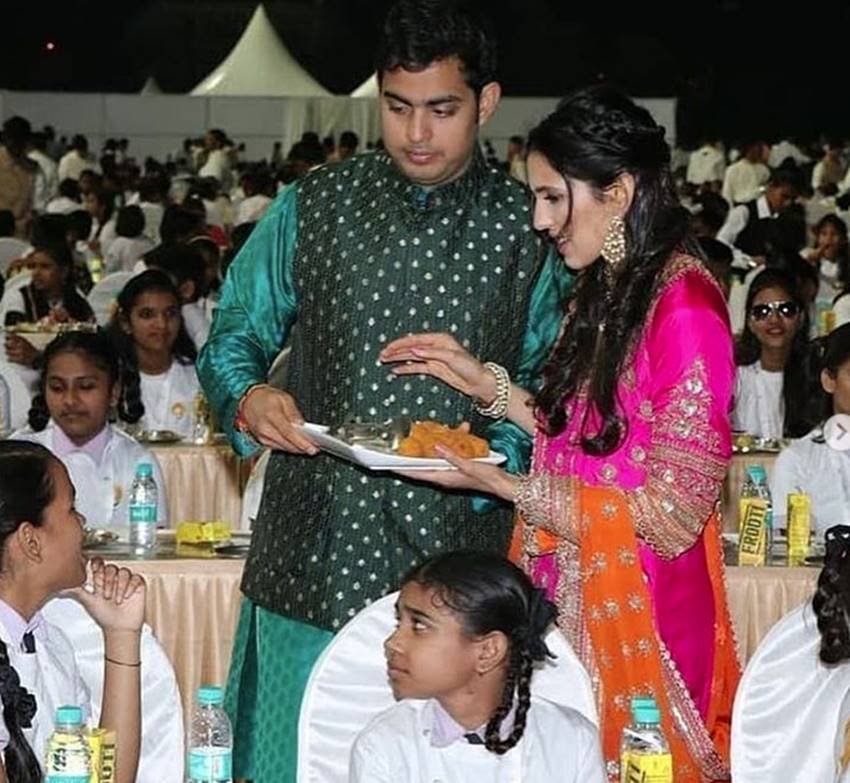 बच्चों को खाना परोसते हुए श्लोका और आकाश