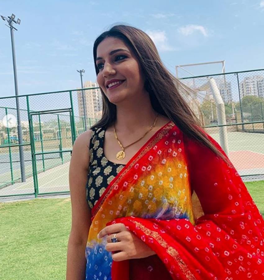 बिग बॉस के घर में सपना चौधरी पॉपुलर कंटेस्टेंट्स की लिस्ट में शामिल थीं।