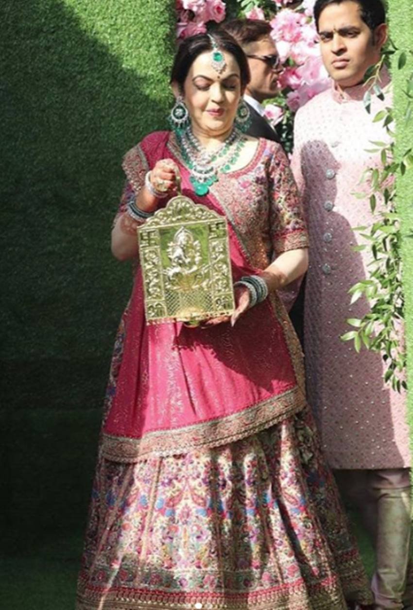 सोशल मीडिया पर शादी समारोह से वीडियोज और फोटोज सामने आई हैं। वायरल हो रही इन तस्वीरों और वीडियोज में वेन्यू की डेकोरेशन कमाल की दिखाई दे रही हैं।